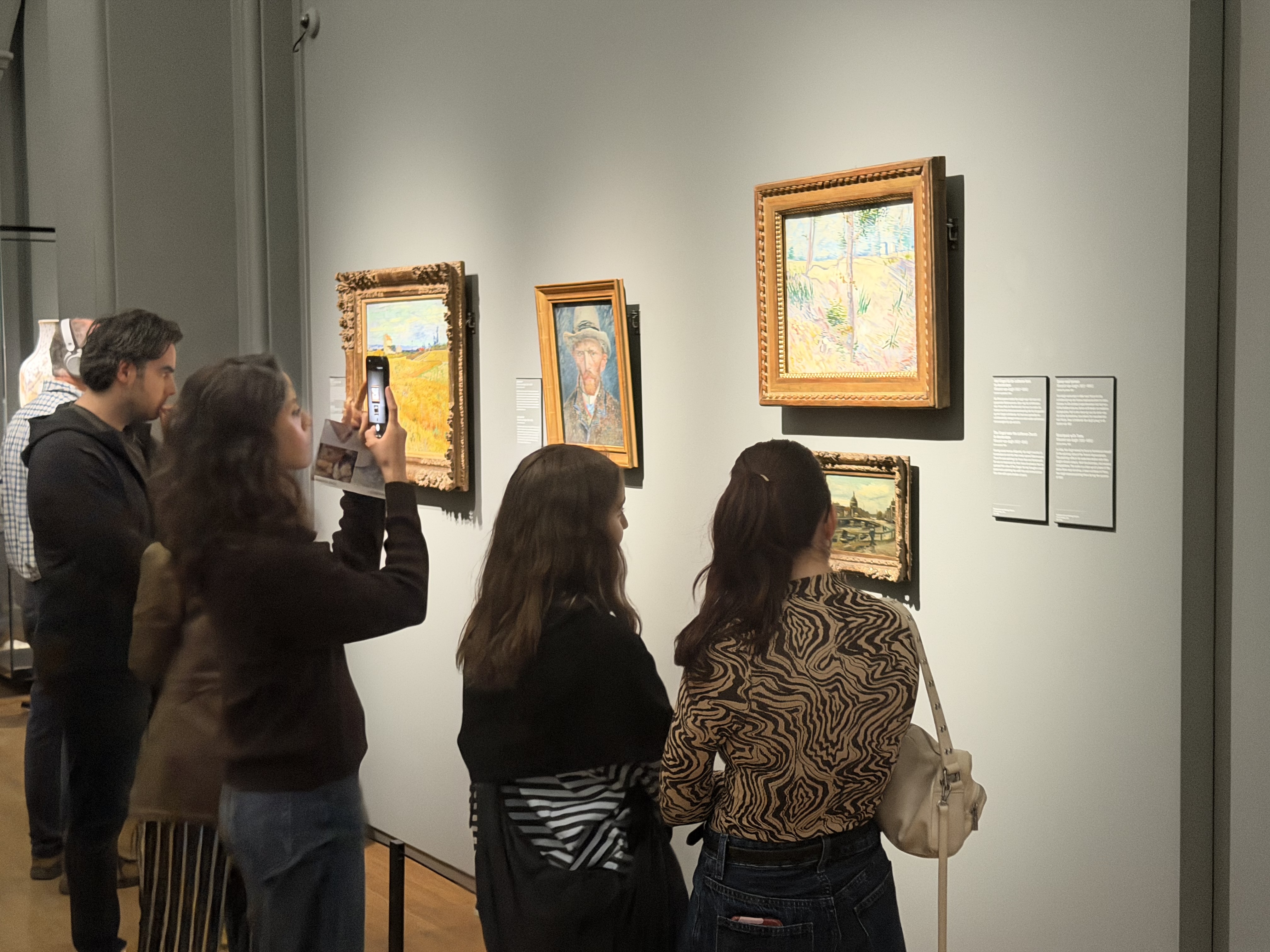 Leute beim Bestaunen des berühmten Selbstportraits von Vincent van Gogh. dynamic path